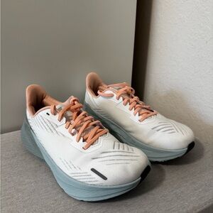 WOMEN'S ALTRAFWD EXPERIENCE - size 8.5 - white & seafoam green